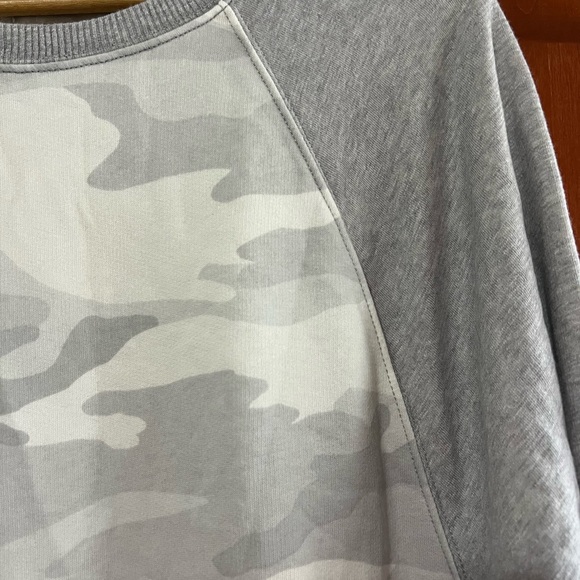 American Eagle Gray Camouflage, Print Sweatshirt Size Large NWT - Picture 2 of 5